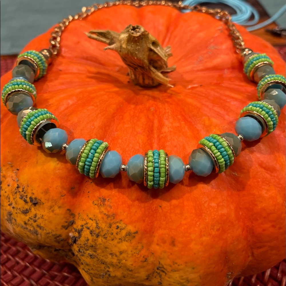 ⬇️Necklace So GORGEOUS Blue/Green/Gold accent Necklace - Picture 2 of 3